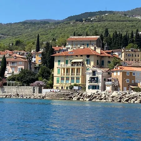 S Balkonom 10 Metara Od Mora Apartman