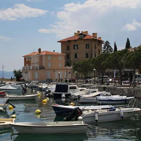 Apartment S Balkonom 10 Metara Od Mora *