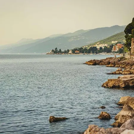 S Balkonom 10 Metara Od Mora