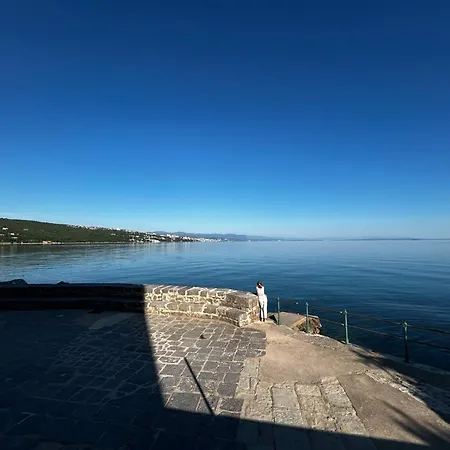 Lejlighed S Balkonom 10 Metara Od Mora