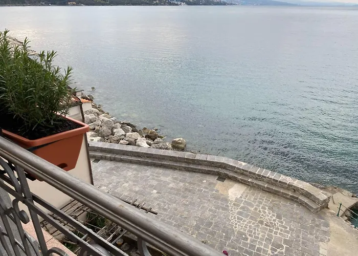 S Balkonom 10 Metara Od Mora * أوباتيا