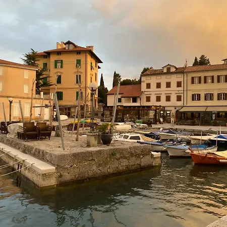 S Balkonom 10 Metara Od Mora *