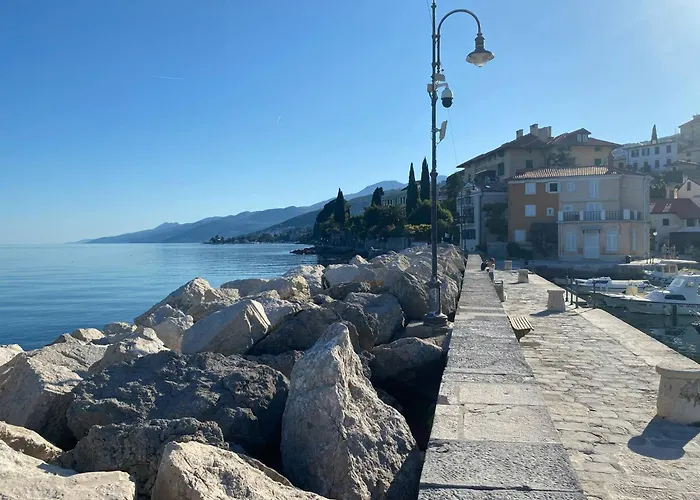 S Balkonom 10 Metara Od Mora